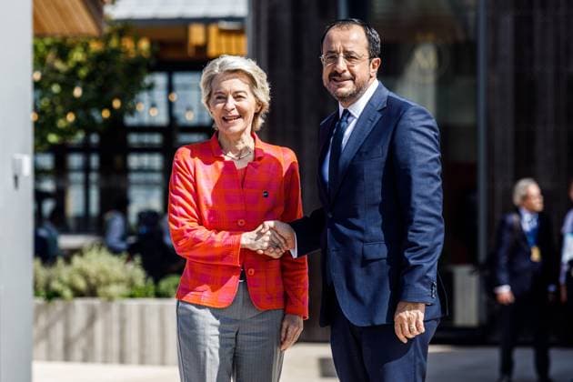 News Themen der Woche KW41 News Bilder des Tages Cyprus : 11th Summit of the Southern EU Countries (MED9). President of Cyprus NIKOS CHRISTODOULIDES welcomes President of European Commission URSULA VON DER LEYEN, Paphos, Cyprus, on Oct. 11, 2024. The 11th Summit of the Southern EU Countries (MED9) is taking place in Paphos. Paphos Paphos Cyprus Copyright: xKOSTASxPIKOULASx