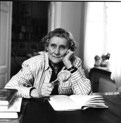 ARKIV 19900404 - Barnboksförfattarinnan Astrid Lindgren är välkänd och älskad av barn över hela världen. Hennes populära figur Pippi Langstrump har översats till omkring 70 sprak. Nyligen hade den första tecknade filmen om Pippi premiär i Stockholm.I november 1997 fyller Astrid Lindgren 90 ar. Bilden: Astrid Lindgren i sitt hem pa Dalagatan i Stockholm. STOCKHOLM SVERIGE x32x *** ARCHIVE 19900404 Childrens author Astrid Lindgren is well known and loved by children all over the world Her popular character Pippi Longstocking has been translated into about 70 languages Recently, the first animated film about Pippi premiered in Stockholm In November 1997, Astrid Lindgren turns 90 years old The picture Astrid Lindgren in her ho  Copyright: xWeinexLexiusx ASTRID LINDGREN