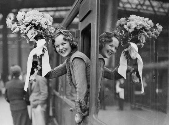 Orig. caption... CANDIDATE FOR QUEEN OF BEAUTY LEAVES FOR CHICAGO. Miss Vera Fleck a beautiful London girl left this morning for Chicago where she will compete in the contest for the title of The Queen of Beauty. O.P.S. Miss Vera Fleck photographed waving goodbye prior to departure this morning. Note Smiles Bouquets Travelers Departure Train window Farewell Beauty misses Travel clothes Mirror images Mascots CD322 persons: VERA FLECK sites: GREAT BRITAIN;LONDON sp_sw x5600x *** Orig caption CANDIDATE FOR QUEEN OF BEAUTY LEAVES FOR CHICAGO Miss Vera Fleck a beautiful London girl left this morning for Chicago where she will compete in the contest for the title of The Queen of Beauty O P S Miss Vera Fleck photographed waving goodbye prior to  Copyright: xx DOUBLE BEAUTY