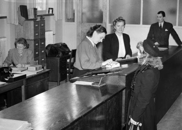 Bostadsförmedlingen i Malmö i nya lokaler pa Ledeburgsgatan 3 i Stadshuset dec 1947. Personal besökare bostadssökande kvinna Malmö Sverige 1940-tal samhället sp_sw x2503x *** Bostadsförmedlingen in Malmö in new premises on Ledeburgsgatan 3 in the City Hall dec 1947 Staff visitors housing seeker woman Malmö Sweden 1940s society sp sw x2503x  Copyright: xSydsvenskanx xIBLxBildbyrax