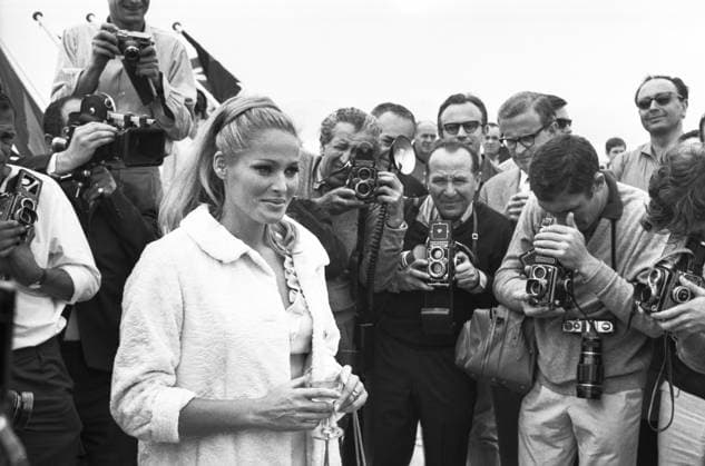 Ursula Andress à Cannes en 1965 Ursula Andress lors d un photocall au Festival de Cannes le 24 mai 1965 Cannes France  Copyright: xReportersxAssocies xGrk7293376x