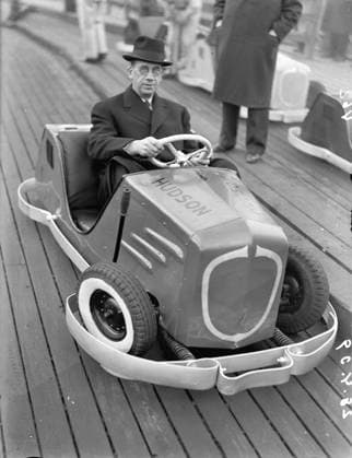Göteborg 28 april 1939 Liseberg, radiobilarna *** Local Caption *** GT Lada 1939-april-01 KAMERAREPORTAGE x2524x *** Gothenburg April 28, 1939 Liseberg, the bumper cars Local Caption GT Lada 1939 April 01 KAMERAREPORTAGE x2524x  Copyright: xKamerareportage TTx 28 april 1939