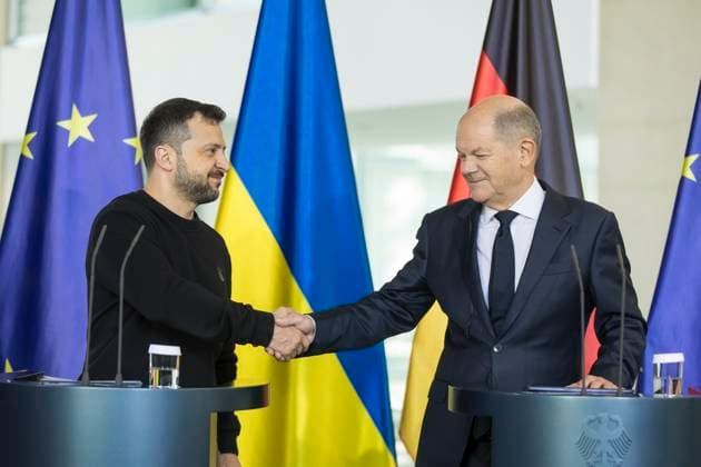 News Themen der Woche KW41 News Bilder des Tages Wolodymyr Selenskyj, Pressestatement mit Olaf Scholz, Bundeskanzleramt, 11.10.2024 Wolodymyr Selenskyj (Präsident der Ukraine) und Olaf Scholz (Bundeskanzler der Bundesrepublik Deutschland) geben ein Pressestatement im Bundeskanzleramt, 11.10.2024 Berlin Bundeskanzleramt *** Volodymyr Selenskyj, Press statement with Olaf Scholz, Federal Chancellery, 11 10 2024 Volodymyr Selenskyj President of Ukraine and Olaf Scholz Federal Chancellor of the Federal Republic of Germany give a press statement at the Federal Chancellery, 11 10 2024 Berlin Federal Chancellery Copyright: xBenxKriemannx