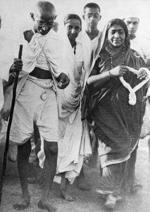 Orig. caption... GANDHI FIGHTS WEITER. Die ersten hier eingetroffenen Bilder von dem neuen, vergrösserten Kampf Gandhi s. Die blutigen Vorgagen in Indien schreiten fast. Die Erletzung des Salzgesetzes nimmt immer grösseren Umgang an ständige Prozessionen werden abgehalten, die auf verbotene Weise gewonstenes Salz durch die Strassen führen. Gandhi und die bekannte Freiheitsführerin Sarojini Naidu am Meeresufer. (Während der ganzen Zeit webt sie Wolle, als Boykott gegen die englische Wolle). Orig. caption... GANDHI S SUCCESSOR ARRESTED. WOMAN TO TAKE COMMAND OF ANTI-BRITISH CAMPAIGN. 12.5.30. Exactly a week after the arrest of Gandhi, whom he succeeded as leader of the campaign for Indian Independence, Abbas Tyabji, the 80-year old Mosl  Copyright: xXxXxXx THE SALT MARSH