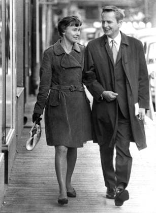 Lisbeth Palme, psykolog, barnpsykolog och Olof Palme, Olof Palme, politiker (S) Sverige statsminister. Promenerar i Stockholm. Familjen 1969-09-28 (c) SIMONSSON ULF Aftonbladet IBL * * * EXPRESSEN OUT * * * AFTONBLADET 5600 Stockholm Sverige politik sp_sw x2512x *** Lisbeth Palme, psychologist, child psychologist and Olof Palme, Olof Palme, politician S Sweden Prime Minister Walking in Stockholm Family 1969 09 28 c SIMONSSON ULF Aftonbladet IBL EXPRESSEN OUT AFTONBLADET 5600 Stockholm Sweden politics sp sw x2512x  Copyright: xSIMONSSONxULF Aftonbladet TTx Lisbeth Palme och Olof Palme