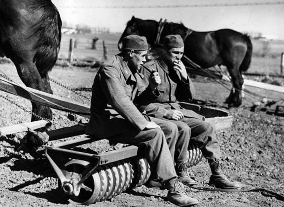 Andra världskriget i Skane maj 1940. Svenska nautralitetsvakten deltager i lantbruksarbetet som arbetskraft i jordbruket lantbruket. Malmö Sverige 1940-tal andra världskriget sp_sw x2503x *** World War II in Skane May 1940 Swedish neutrality guards participate in agricultural work as laborers in agriculture Malmö Sweden 1940 speech World War II sp sw x2503x  Copyright: xSydsvenskanx xIBLxBildbyrax