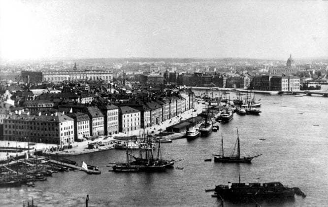SCANPIX SWEDEN, 1894 Gamla Stockholm. Segelskutor pa Strömmen vi Skeppsbron i Gamla Stan Stockholm Sverige x20360x *** SCANPIX SWEDEN, 1894 Old Stockholm Sailing ship on the river at Skeppsbron in Old Town Stockholm Sweden x20360x  Copyright: xTTx 20360