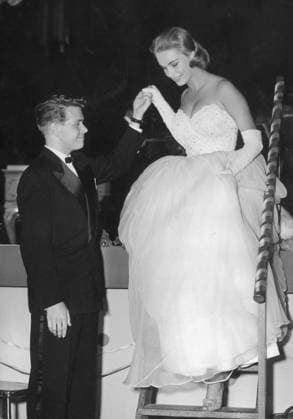Orig. caption... Miss Sweden 1956 - sweet Ingrid Goude - did well in the tough Miss Europe competition in the finals in the Royal. The hall on Friday. She came second to the veteran in the company, Miss Germany, who had been there before. In the picture, Ingrid Goude is helped down from the award-winning tribune by chevalier Lars Lönndahl, who participated as a singer at the gala. Note L Lönndahl, b. 1928, Swedish singer and actor. I Goude, b. 1937, Swedish model and actress. Singers Evening dresses Off the shoulder Handrails Profiles Assistance Evening gloves Prize winners CD524 persons: LARS LÖNNDAHL;INGRID GOUDE sites: STOCKHOLM;SWEDINER sp_sw x5600x *** Orig caption Miss Sweden 1956 sweet Ingrid Goude did well in the tough Miss Eur  Copyright: xx MISS SWEDEN AND LARS LÖNNDAHL