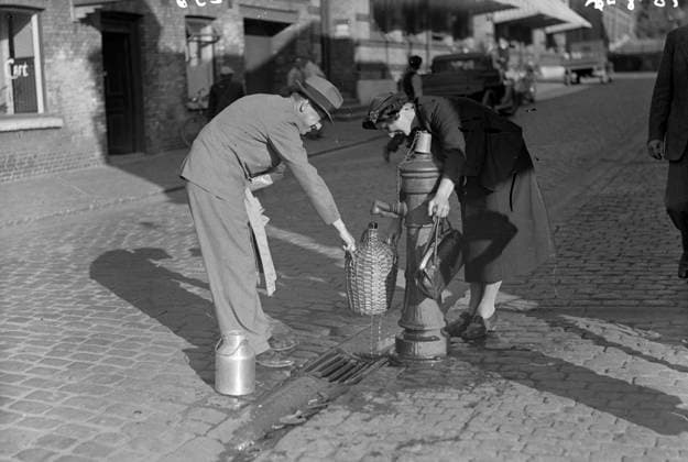 GÖTEBORG 1937-08-18. En man och en kvinna hämtar vatten ur en vattenpump. De skall aka skärgardsbat ut i skärgarden och tar da vatten med sig - det har sinat i brunnarna pa öarna. *** Local Caption *** GT Lada 1937-augusti-01 GÖTEBORG SVERIGE x2524x *** GÖTEBORG 1937 08 18 A man and a woman fetch water from a water pump They are going to the archipelago and then take water with them that has run out in the wells on the islands Local Caption GT Lada 1937 August 01 GÖTEBORG SWEDEN x2524x  Copyright: xKamerareportage TTx PAR HÄMTAR VATTEN