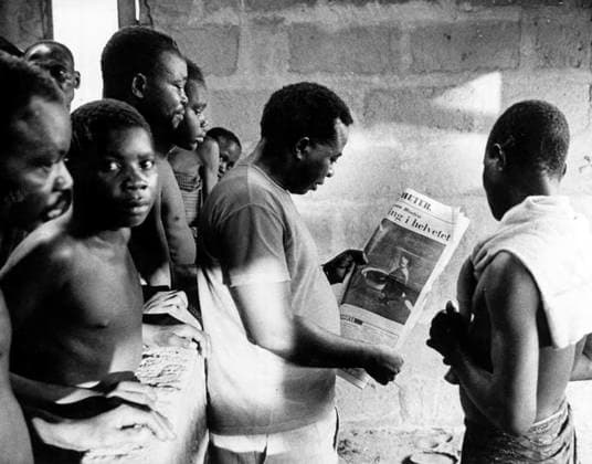 Biafra 1968-12-26 Hungersnöd i Biafra i samband med Biafrakriget. I mitten av juli träffade vi honom i en svinstia som blivit bostad at flyktingar i det stora lägret Nto Edino. Ingen visste vad han hette, han hade inte hunnit döpas. Han var fotograferad pa Dagens Nyheters förstasida den 25 juli. I mitten av december kom vi tillbaka till Nto Edino och fragade efter honom, visade fram tidningen. Han dog, berättade husäldsten för oss och lägerchefen, fader Umana. Kwashiorkorn, proteinbristen, tog bade honom och tva av hans bröder. Hjälpen hann inte fram i tid. En tredje bror lever men är sjuk. Ingen visste nagot om föräldrarna. Fortfarande visste ingen hans namn. Biafra Nigeria x53x *** Biafra 1968 12 26 Famine in Biafr  Copyright: xSven-ErikxSjöberg DN TTx HUNGERSNÖD BIAFRA