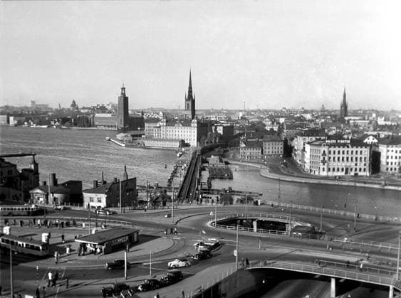 Vy över Stockholm tagen fran Katarinahissen vid Slussen i riktning mot Gamla stan och city. Stockholms stadshus, Riddarholmskyrkan och Klara kyrka, syns pa bilden. Stadshuset, kyrkor (ca början pa 1950-talet) 1950-01-01 (c) Aftonbladet IBL Bildbyra * * * EXPRESSEN OUT * * * AFTONBLADET 5600 Stockholm Sverige Sverige x2512x *** View of Stockholm taken from Katarinahissen at Slussen in the direction of Gamla stan and city Stockholm City Hall, Riddarholm Church and Klara Church, visible in the picture City Hall, churches about the beginning of the 1950s 1950 01 01 c Aftonbladet IBL Bildbyra EXPRESSEN OUT AFTONBLADET 5600 Stockholm Sweden Sweden x2512x  Copyright: xAftonbladet TTx SLUSSEN STOCKHOLM