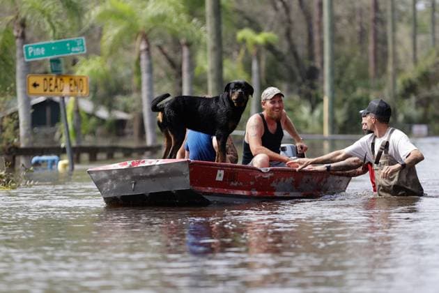 Bilder des Jahres 2024, News 10 Oktober News Themen der Woche KW41 News Bilder des Tages USA, Eindrücke aus Florida nach Hurrikan Milton October 11, 2024, Lithia, Florida, USA: Residents ride in a boat in a neighborhood inundated by historic flooding of the Alafia River caused by Hurricane Milton on Friday, Oct. 11, 2024 in Lithia. Lithia USA - ZUMAs70_ 20241011_zan_s70_030 Copyright: xLuisxSantanax
