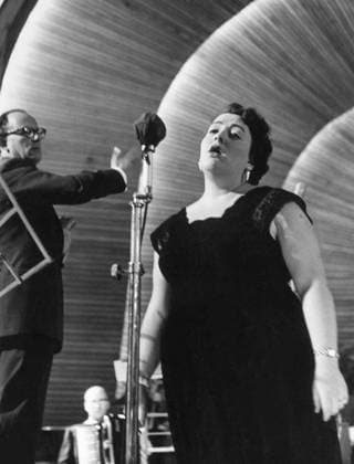 Orig. caption... VARDSHUSET TUPPEN den 18 8 55 Sonya Hedenbratt Note. Publ i RiR 36 55 S Hedenbratt, 1931-2001, Swedish singer, actress and revue performer. Skansen Sing Conductors Accordion Musicians Wrist watch Dress The little black CD515 persons: SONYA HEDENBRATT sites: SWEDEN;STOCKHOLM sp_sw x5600x *** Orig caption VARDSHUSET TUPPEN den 18 8 55 Sonya Hedenbratt Note Publ i RiR 36 55 S Hedenbratt, 1931 2001, Swedish singer, actress and revue performer Skansen Sing Conductors Accordion Musicians Wrist watch Dress The little black CD515 persons SONYA HEDENBRATT sites SWEDEN STOCKHOLM sp sw x5600x  Copyright: xULFxSTRAHLExUSx SONYA HEDENBRATT IN THE TUPTEN INN