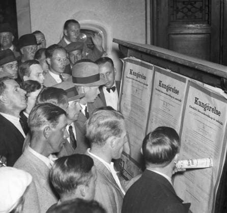 STOCKHOM 1939-09-02. Andra världskriget har brutit ut och pa Stockholms central studeras inkallelserna. Förstärkt försvarsberedskap är anbefallt. Stockholm Sverige x192x *** STOCKHOM 1939 09 02 The Second World War has broken out and at Stockholms central office the drafts are studied Reinforced defense preparedness is recommended Stockholm Sweden x192x  Copyright: xDN TTx KUNGÖRELSE OM MILITÄRTJÄNSTGÖRING