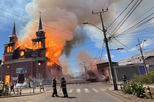 Bilder des Jahres 2024, News 10 Oktober News Themen der Woche KW41 News Bilder des Tages Iquique, October 11, 2024 For reasons under investigation, a fire completely destroyed the San Francisco de Iquique church, which is a national heritage monument Alex Diaz Aton Chile, Iquique Chile Aton 947910  Copyright: ALEXxDIAZ ATONxCHILE