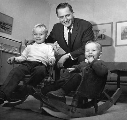 STOCKHOLM 1963-11-10 Statsradet Olof Palme (S) med sönerna Joakim och Marten STOCKHOLM SVERIGE x1x *** STOCKHOLM 1963 11 10 State Council Olof Palme S with sons Joakim and Marten STOCKHOLM SWEDEN x1x  Copyright: xBengtxAlmquist DN TTx OLOF PALME MED FAMILJEN