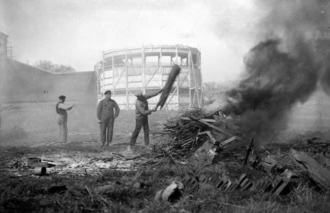 Göteborg 5 maj 1927 Bränning av skräp pa Liseberg inför säsongsöppnandet x2524x *** Gothenburg May 5, 1927 Burning of garbage at Liseberg before the season opening x2524x  Copyright: xKamerareportage TTx