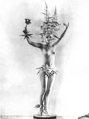 USA HOLLYWOOD 1920s. Orig. caption... HOLLYWOOD S MOST SHAPELY BEAUTY. Miss Dolores Murray, a popular Hollywood star has been claimed as the most shapely beauty in filmland, and will represent the Queen of Pageant at the forthcoming great Four Arts Ball to be held in California in which all the most famous film stars will take party. Miss Murray has been a New York Show girl and an artist s model, and she is now winning great success in the films. O.P.S. A striking picture of Miss Dolores Murray, claimed to be the most shapely beauty in Hollywood. Hollywood USA x5600x *** USA HOLLYWOOD 1920s Orig caption HOLLYWOOD S MOST SHAPELY BEAUTY Miss Dolores Murray, a popular Hollywood star has been claimed as the most shapely beauty in filml  Copyright: xKeystonexViewxCompanyx xABxTextx&xBilderx xSVTx SLIGHTLY DRESSED ACTRESS