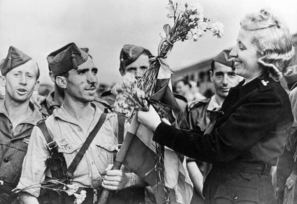 Orig. caption... DER ITALIENBESUCH DER SOLDATEN FRANCOS. The 3,000 Spanish soldiers who came to Italy for a visit visited Milan, where they received a warm welcome. U.B.: Eine Mailänderin schmückt die Fahne der Soldaten General Francos. Note Spanish Civil War 1936-1939 The rebels - the right-wing forces led by Franco, supported by Italy and Germany CD169 sites: ITALY ;MILANO ;SPAIN* sp_sw x5600x *** Orig caption DER ITALIENBESUCH DER SOLDATEN FRANCOS The 3,000 Spanish soldiers who came to Italy for a visit visited Milan, where they received a warm welcome U B A Milanese woman decorates the flag of General Francos soldiers Note Spanish Civil War 1936 1939 The rebels the right wing forces led by Franco, supported by Italy and Germany CD16  Copyright: xXxXxXx FLOWERS FOR FRANCO S TROOPS