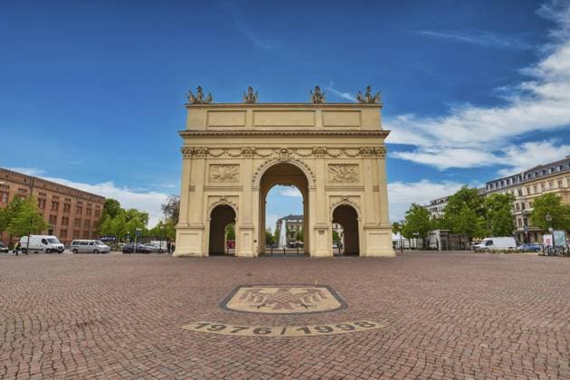 Potsdam Deutschland, Stadtsilhouette am Brandenburger Tor von Potsdam Potsdam Germany, city skyline at Brandenburg Gate of Potsdam Copyright: imageBROKER NoppasinxWongchum ibxiqx11503864.jpg