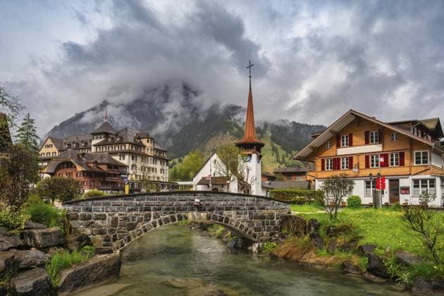 Kandersteg Schweiz, Stadtsilhouette am Fluss Kander und evangelische Kirche Kandersteg Switzerland, city skyline at Kander River and Evangelical church Copyright: imageBROKER NoppasinxWongchum ibxiqx11504133.jpg