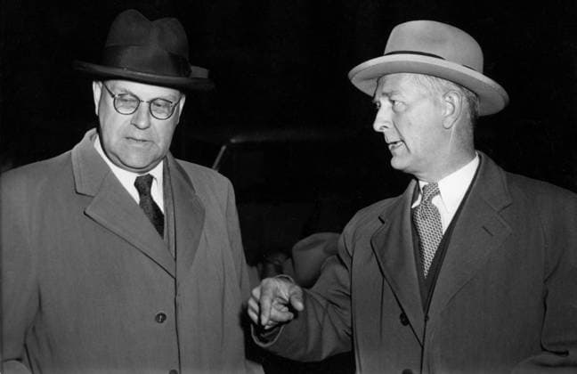 Orig. caption... ELECTION FEUD IN THE VASA PARK The hereditary enemies are seen here in serious conversation, where Ohlin seems to suggest that the golden mean is best in any case, i.e. the way ahead. Note Conversation Point finger persons: Tage Erlander ;Bertil Ohlin sites: SWEDEN ;STOCKHOLM ;VASAPARKEN sp_sw x5600x *** Orig caption ELECTION FEUD IN THE VASA PARK The hereditary enemies are seen here in serious conversation, where Ohlin seems to suggest that the golden mean is best in any case, i e the way ahead Note Conversation Point finger persons Tage Erlander Bertil Ohlin sites SWEDEN STOCKHOLM VASAPARKEN sp sw x5600x  Copyright: xXxXxXx ERLANDER AND OHLIN
