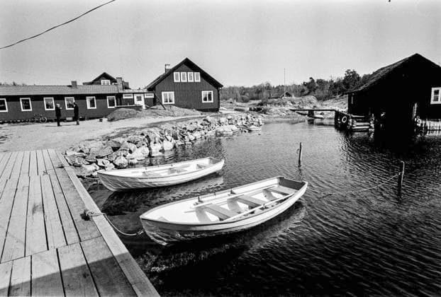 TROSA 1975-04-30. Reportage inför O, HUR ÖSTERSKÖNT och VATTNET ÄR ETT FARLIGT GIFT... TV-program. Sänt första gangen 1975-05-27 och 1975-05-28. Batar och byggnader vid Marinbiologiska forskningsinstitutionen pa Askö i Trosa skärgard. Askö Sverige x5600x *** TROSA 1975 04 30 Reportage for O, HOW EASTERN BEAUTIFUL and THE WATER IS A DANGEROUS POISON TV program Broadcast for the first time 1975 05 27 and 1975 05 28 Boats and buildings at the Marine Biological Research Institute on Askö in Trosa archipelago Askö Sweden x5600x  Copyright: xBo-AjexMellin SVTx FORSKNINGSINSTITUTION PA ASKÖ