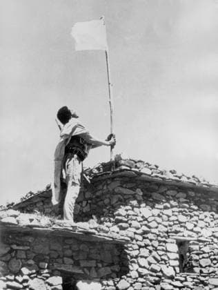 Orig. caption... NEW PICTURES OF THE ITALIAN ADVANCE ON THE NORTHERN FRONT. ABYSSINIAN HOIST THE WHITE FLAG. Photo shows: An Abyssinian tribesman flying the white flag of surrender at a village in the line of the Italian advance on the northern front. Note Abyssinian Crisis 1935-1936 - Italy s desire to gain control over Ethiopia (Abyssinia) Surrender See also BBE075 CD174 sites: ETHIOPIA;AFRICA sp_sw x5600x *** Orig caption NEW PICTURES OF THE ITALIAN ADVANCE ON THE NORTHERN FRONT ABYSSINIAN HOIST THE WHITE FLAG Photo shows An Abyssinian tribesman flying the white flag of surrender at a village in the line of the Italian advance on the northern front Note Abyssinian Crisis 1935 1936 Italy s desire to gain control over Ethiopia Abyssinia  Copyright: xXxXxXx WHITE FLAG