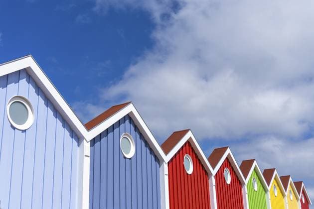 Bunt leuchtende Häuserfront auf der Nordseeinsel Langeoog Brightly coloured house front on the North Sea island of Langeoog Copyright: imageBROKER HenrikxDolle ibxiqx11514440.jpg