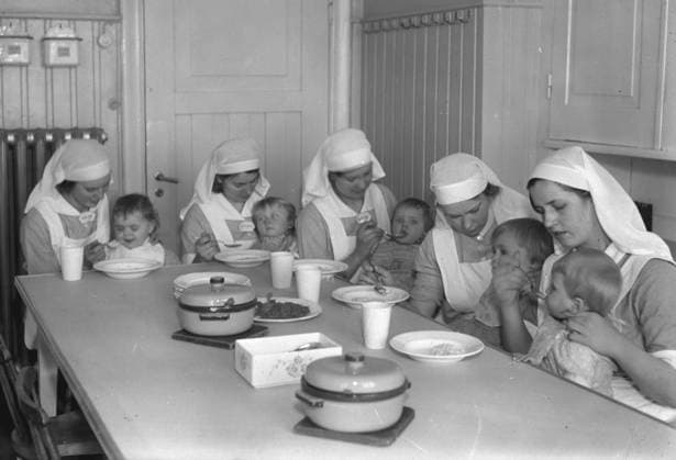 GÖTEBORG 1935-04-08. Här matas det med gröt pa Myrornas barnhem. *** Local Caption *** Lada 1935 - 1-15 april GÖTEBORG SVERIGE x2524x *** GOTHENBURG 1935 04 08 Here it is fed with porridge at Myrornas orphanage Local Caption Barn 1935 1 April 15 GOTHENBURG SWEDEN x2524x  Copyright: xKamerareportage TTx BARNHEM