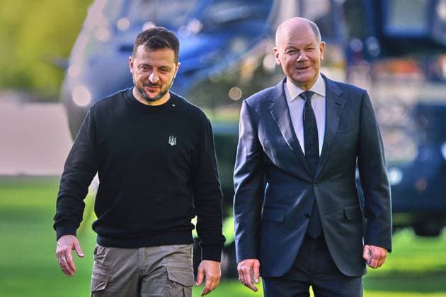 Bilder des Jahres 2024, News 10 Oktober News Themen der Woche KW41 News Bilder des Tages Berlin, Deutschland, 11.10.2024: Bundeskanzleramt: Arbeitsbesuch des ukrainischen Präsidenten: Wolodymyr Selenskyj und Bundeskanzler Olaf Scholz (SPD) nach der Landung mit dem Hubschrauber bei der Begrüßung *** Berlin, Germany, 11 10 2024 Federal Chancellery Working visit by the Ukrainian President Volodymyr Selenskyj and Federal Chancellor Olaf Scholz SPD after landing with the helicopter at the welcoming ceremony Copyright: xdtsxNachrichtenagenturx dts_48426
