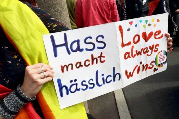 CHRISTOPHER STREET DAY 2024 - Eisenach - CSD - Am 14. September 2024 zog der zweite CSD in Eisenach unter dem Motto Gleichbehandlung und Gleichberechtigung von queeren Menschen durch die Innenstadt. Demoschild: Hass macht hässlich - LOVE always wins - Aufkleber in Regenbogenfarben: Ich bin wie ich bin - Abbildung: bunte Herzen. Ab 14 Uhr ging es vom Ausgangspunkt Hauptbahnhof (Bahnhofsvorplatz) aus durch zahlreiche Straßen des Eisenacher Zentrums. Die Polizei sprach von 650 Teilnehmern, der Veranstalter hingegen ging von 750 Teilnehmern der LGBT-Community (Lesbian, Gay, Bisexual und Transgender) aus. Schlusspunkt der Kundgebung war wieder der Bereich des Hauptbahnhofs. Dort gab es Infostände der Community, diese bieten die Möglichke
