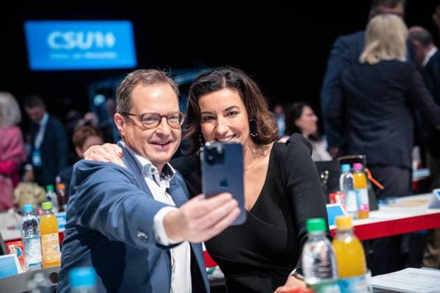 CSU Parteitag Oktober 2024 in Augsburg - CSU-Generalsekretär Martin Huber macht ein Selfie mit Dorothee Bär;CSU Parteitag Oktober 2024 in Augsburg -, Augsburg Bayern Deutschland Messegelände *** CSU Party Congress October 2024 in Augsburg CSU Secretary General Martin Huber takes a selfie with Dorothee Bär CSU Party Congress October 2024 in Augsburg , Augsburg Bavaria Germany Exhibition Grounds