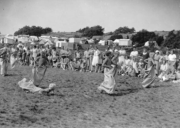 Tältstaden i Askim. Midsommar. Säcklöpning. Augusti 1939. *** Local Caption *** GP KAMERAREPORTAGE x2524x *** Tent City in Askim Midsummer Sack Race August 1939 Local Caption GP KAMERAREPORTAGE x2524x  Copyright: xKamerareportage TTx