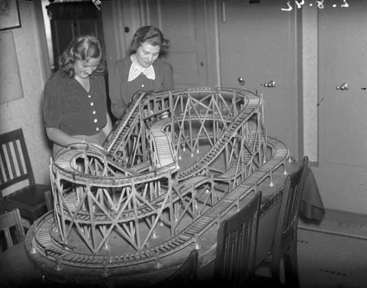 Göteborg 1942-08-02 - Modell pa Berg och dalbanan *** Local Caption *** Lada: Krep-Liseberg KAMERAREPORTAGE x2524x *** Gothenburg 1942 08 02 Model of the roller coaster Local Caption Lada Krep Liseberg KAMERAREPORTAGE x2524x  Copyright: xKamerareportage TTx