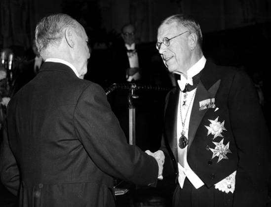 Orig. caption... THE NOBEL CELEBRATION 1955. From the award ceremony in the Concert Hall: The King presents the chemistry prize to Professor Vincent du Vigneaud, USA. Nobel Prize in Chemistry 1955. persons: Gustaf VI Adolf, King of Sweden ; Vincent du Vigneaud sites: STOCKHOLM ; SWEDEN ; USA* sp_sw x5600x *** Orig caption THE NOBEL CELEBRATION 1955 From the award ceremony in the Concert Hall The King presents the chemistry prize to Professor Vincent du Vigneaud, USA Nobel Prize in Chemistry 1955 persons Gustaf VI Adolf, King of Sweden Vincent du Vigneaud sites STOCKHOLM SWEDEN USA sp sw x5600x  Copyright: xXxXxXx VIGNEAUD, VINCENT DU