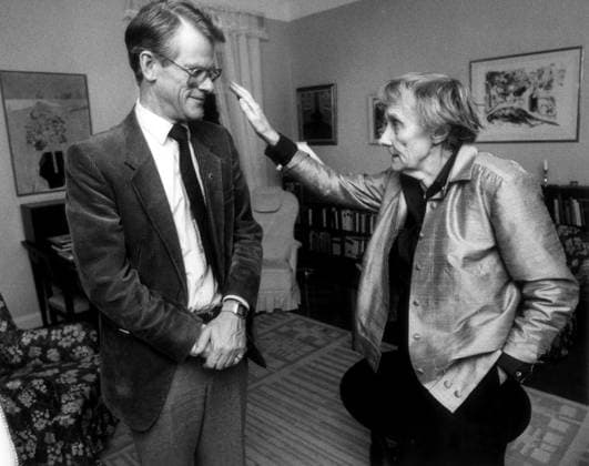 ARKIV 19870924 - Barnboksförfattarinnan Astrid Lindgren är välkänd och älskad av barn över hela världen. Hennes populära figur Pippi Langstrump har översatts till omkring 70 sprak. Nyligen hade den första tecknade filmen om Pippi premiär i Stockholm. I november 1997 fyller Astrid Lindgren 90 ar. Här ses Astrid Lindgren tillsammans med statsminister Ingvar Carlsson i hennes hem i Vasastan i Stockholm. Statsministern informerar Astrid, som bland annat engagerat sig i behandlingen av grisar, kor och höns, om att en ny djurskyddslag är pa gang. Den innebär att man ska ta mycket större hänsyn till djuren och deras hälsa. STOCKHOLM SVERIGE x64x *** ARCHIVE 19870924 Childrens author Astrid Lindgren is well known and loved  Copyright: xBengtxDahlstedtx CARLSSON-LINDGREN