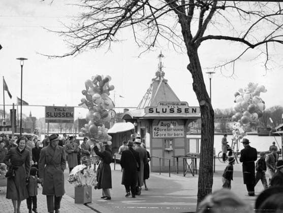 STOCKHOLM 1954-04-18 Varen kom till Stockholm i pask atminstone hoppades alla stockholmare att den kommit pa allvar. I hundratal flanerade man pa Djurgarden, och Djurgardsfärjan gick fullpackad. Här har passagerarna just stigit i land bland ballongerna vid färjeläget Skansen väntar! STOCKHOLM SVERIGE GEO x192x *** STOCKHOLM 1954 04 18 The ship came to Stockholm in the pask at least all Stockholmers hoped that it had arrived in earnest Hundreds of people strolled on Djurgarden, and the Djurgard ferry was packed Here the passengers have just disembarked among the balloons at the Skansen ferry terminal are waiting STOCKHOLM SWEDEN GEO x192x  Copyright: xArnexSchweitz Expressen TTx BESÖKARE DJURGARDEN