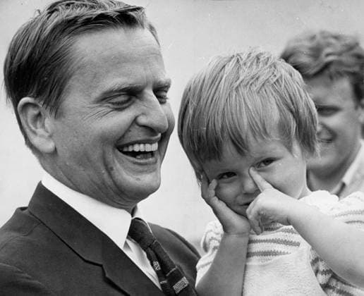 HARPSUND1970-06-25 Mitt under västtyske presidenten Gustav Heinemanns besök kopplade Harpsundsvärden statsminister Olof Palme (S) en glad stund med 2-arige sonen Mattias HARPSUND SVERIGE PER x12x *** HARPSUND1970 06 25 In the middle of West German President Gustav Heinemanns visit, Harpsunds host, Prime Minister Olof Palme S, shared a happy moment with his 2-year-old son Mattias HARPSUND SWEDEN PER x12x  Copyright: xJanxDüsing Expressen TTx HARPSUND OLOF OCH MATTIAS PALME