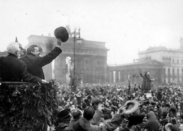 Chancellor Friedrich Ebert greeting troops returning to Berlin from the front, December 10, 1918. Orig. caption... REICH PRESIDENT EBERT TOT. Der erste deutsche Reichspräsident ist am 28.2.25 vormittags 10 Uhr seinem schweren Leiden erlegen und bringen wir einige Bilder aus dem Leben des Reichspräsidenten während seiner Amtszeit. Der Volksbeauftragte Ebert brings ein Hoch auf die einziehenden Fronttruppen am Brandenburger Tor aus. Publ. in Die Weimarer Zeit as cover image. Regards. Back pictures of person: Friedrich Ebert Berlin Germany ttexport x5600x *** Chancellor Friedrich Ebert greeting troops returning to Berlin from the front, December 10, 1918 Orig caption REICH PRESIDENT EBERT DEAD The first German President of the Reich succ  Copyright: xXxXxXx EBERT BRANDENBURGER THURS