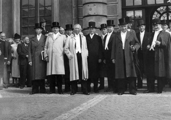 SEKLET-POLITIK-40 En rent socialdemokratisk regering, med statsminister Per Albin Hansson i spetsen, efterträder samlingsregeringen som suttit vid makten sedan 1939. Här ses den nya regeringen efetr sin första konselj i augusti 1945. Fr v Herman Zetterberg, justitie, Gunnar Danielsson, Gunnar Sträng, konsulter, Ernst Wigforss, finans, Östen UndÃ n, utrikes, Torsten Nilsson, kommunikation, Axel Gjöres, folkhushallning, Per Albin Hansson, statsminister, Tage Erlander, ecklesiastik, Gunnar Myrdal, handels, Gustav Möller, social, John Eriksson, konsult, Allan Vougt, försvar, Nils Quensel och Eje Mossberg, konsulter. STOCKHOLM SVERIGE x192x *** SECRET POLITICS 40 A purely Social Democratic government, headed by Prime Minister Pe  Copyright: xDAGENSxNYHETERx PER ALBIN HANSSONS REGERING 1945