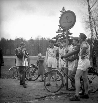 GÖTEBORG 1951-04. Kvinna fotograferar nagra löpare. *** Local Caption *** GT - Lada Krep 2010-10 GÖTEBORG SVERIGE x2524x *** GOTHENBURG 1951 04 Woman photographing some runners Local Caption GT Lada Krep 2010 10 GOTHENBURG SWEDEN x2524x  Copyright: xKamerareportage TTx KVINNA OCH LÖPARE