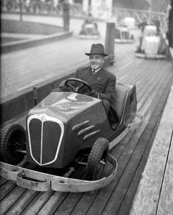 Göteborg 1936-04-30 - Valborgsmässoafton och Göteborgs polischef Ernst Fontell prövar pa att köra pa bilbanan *** Local Caption *** Lada: Krep-Liseberg KAMERAREPORTAGE x2524x *** Gothenburg 1936 04 30 May Day Eve and Gothenburg police chief Ernst Fontell tries to drive on the car track Local Caption Lada Krep Liseberg CAMERA REPORT x2524x  Copyright: xKamerareportage TTx