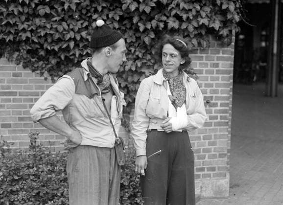 GÖTEBORG 1939-07-12. Kvinna med bandage runt ena armen i samtal med en man i toppluva. *** Local Caption *** KREP Lada 2012-10 GÖTEBORG SVERIGE x2524x *** GÖTEBORG 1939 07 12 Woman with bandage around one arm talking to a man in a top hat Local Caption KREP Lada 2012 10 GÖTEBORG SWEDEN x2524x  Copyright: xKamerareportage TTx TVA PERSONER SAMTALAR