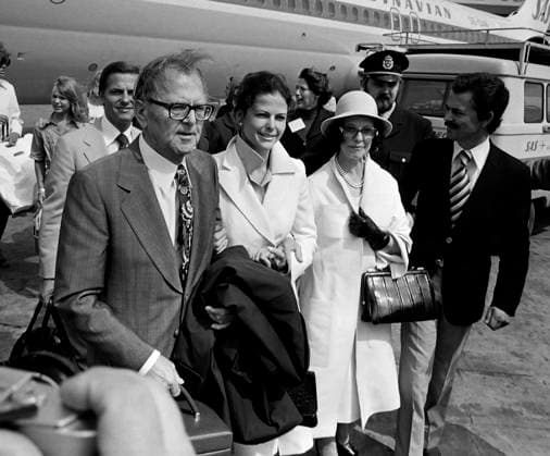 STOCKHOLM 1976-06-17 Silvia Sommerlath möter sina föräldrar Walther och Alice pa Arlanda inför bröllopet med kung Carl XVI Gustaf STOCKHOLM SVERIGE x26x *** STOCKHOLM 1976 06 17 Silvia Sommerlath meets her parents Walther and Alice at Arlanda before the wedding with King Carl XVI Gustaf STOCKHOLM SWEDEN x26x  Copyright: xPerxKagrell EXP TTx SILVIA OCH FÖRÄLDRAR