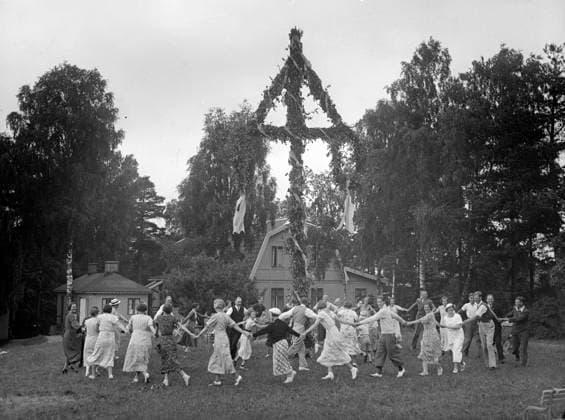 Göteborg 1936-06-24 - Midsommar vid ett semesterhem - svart att läsa var... *** Local Caption *** GT Lada 1936-juni-01 KAMERAREPORTAGE x2524x *** Gothenburg 1936 06 24 Midsummer at a holiday home black to read was Local Caption GT Lada 1936 June 01 KAMERAREPORTAGE x2524x  Copyright: xKamerareportage TTx