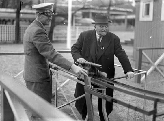 Göteborg omkring 1938 - Okänd herre prövar pa en kanon pa Liseberg *** Local Caption *** Lada TC07 THURE CHRISTIANSSON x2524x *** Gothenburg circa 1938 Unknown man trying out a cannon at Liseberg Local Caption Lada TC07 THURE CHRISTIANSSON x2524x  Copyright: xKamerareportage TTx