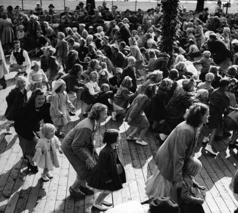 Midsommar midsommarfirande med barn dans kring midsommarstangen majstangen 1950 i Rörsjöparken i Malmö. Sma grodorna. Sverige 1950-tal högtider sp_sw x2503x *** Midsummer midsummer celebration with children dancing around the midsummer pole maypole 1950 in Rörsjöparken in Malmö Sma frogs Sweden 1950s holidays sp sw x2503x  Copyright: xSydsvenskanx xIBLxBildbyrax