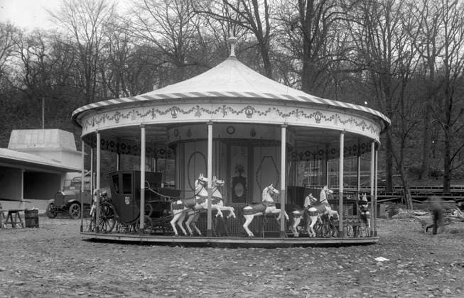 Göteborg 1923-05-04 - Liseberg - Barnkarusell karusell *** Local Caption *** GT Lada Liseberg - 2 KAMERAREPORTAGE x2524x *** Gothenburg 1923 05 04 Liseberg Childrens carousel carousel Local Caption GT Lada Liseberg 2 KAMERAREPORTAGE x2524x  Copyright: xKamerareportage TTx