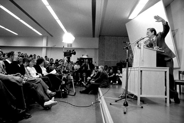 KARLSTAD 1984-03-16 Statsminister Olof Palme (S) besöker Värmland. Vid ett besök vid högskolan föreläser Palme i ämnet praktisk politik KARLSTAD SVERIGE x26x *** KARLSTAD 1984 03 16 Prime Minister Olof Palme S visits Värmland During a visit to the university, Palme lectures on the subject of practical politics KARLSTAD SWEDEN x26x  Copyright: xPerxKagrell EXP TTx OLOF PALME I VÄRMLAND